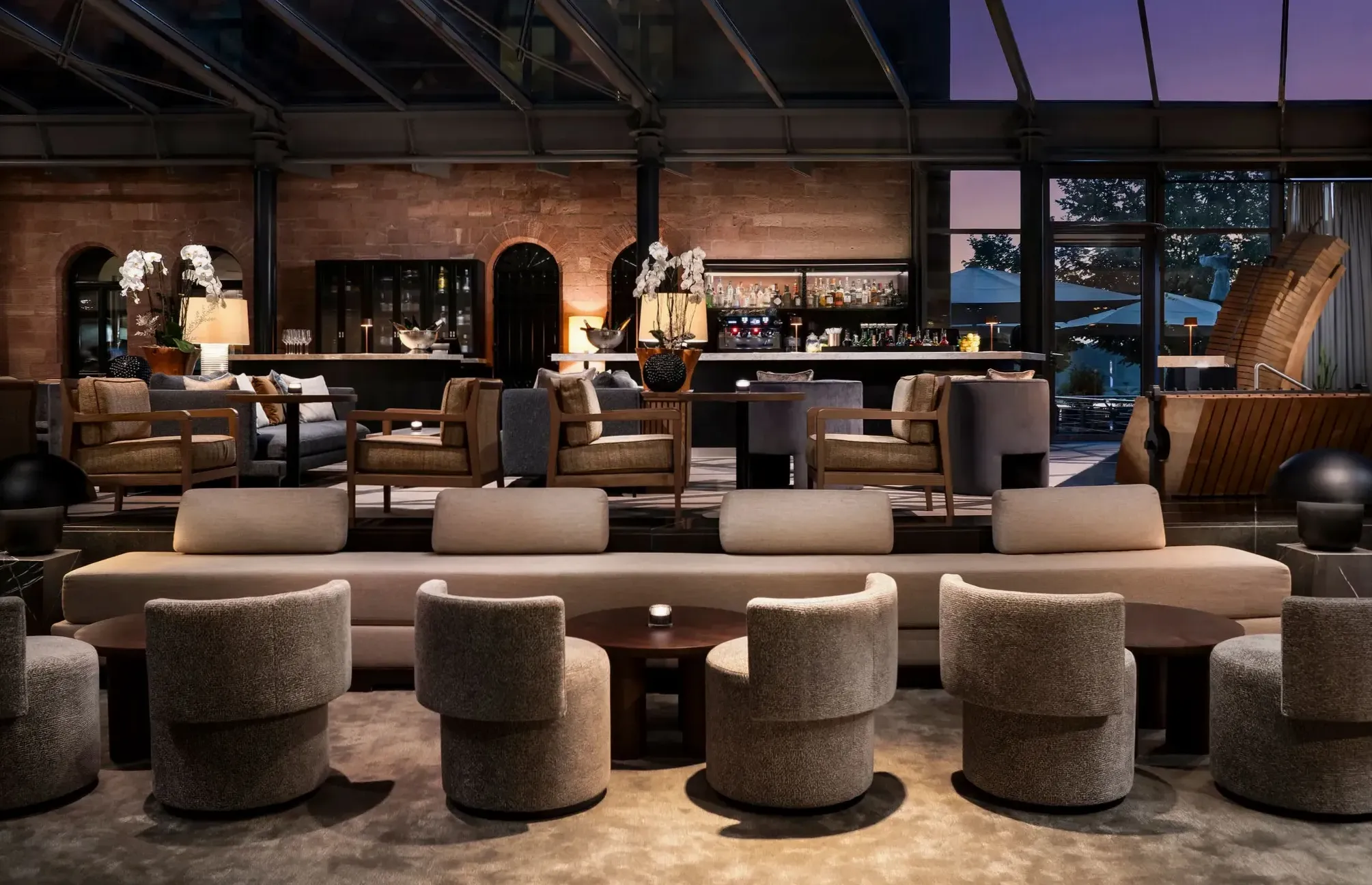 Bar lounge élégant avec comptoir en bois noble et éclairage doré